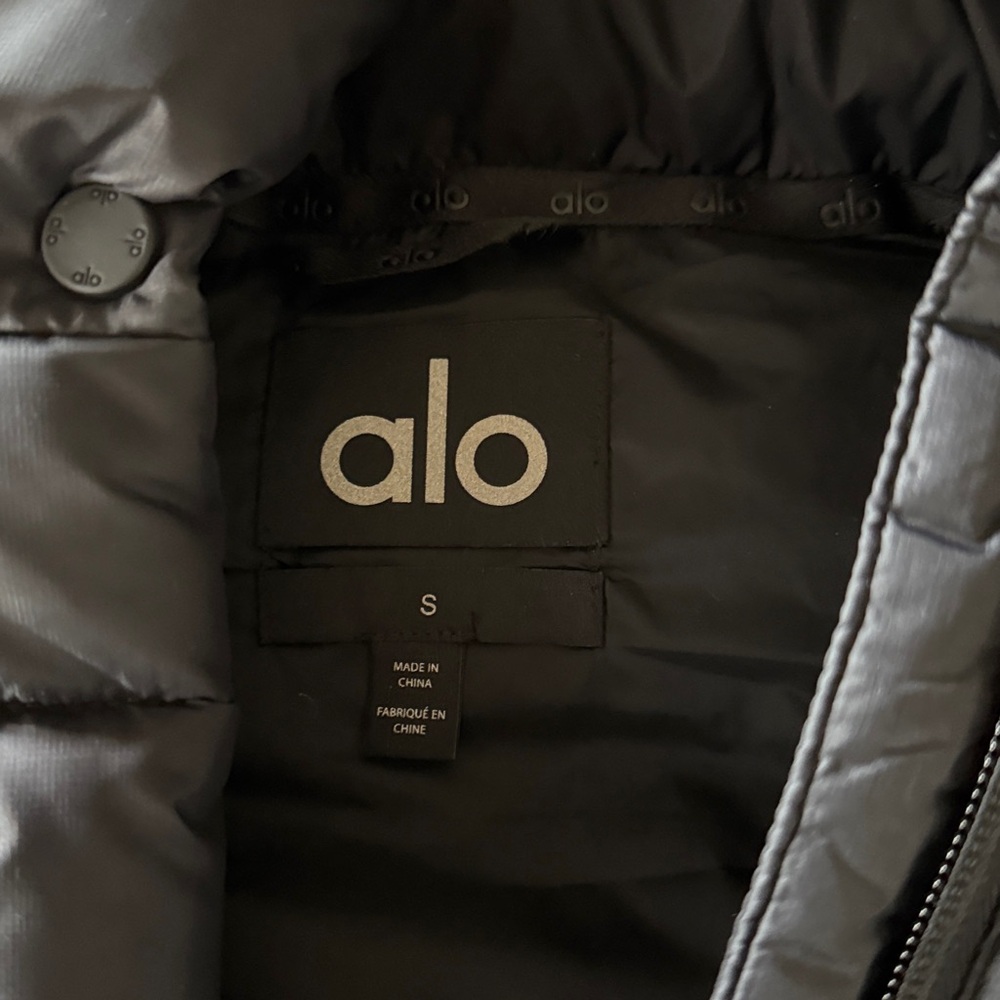 ALO Yoga NWT Women's Black Gold Rush Puffer Vest SZ S - Picture 4 of 5